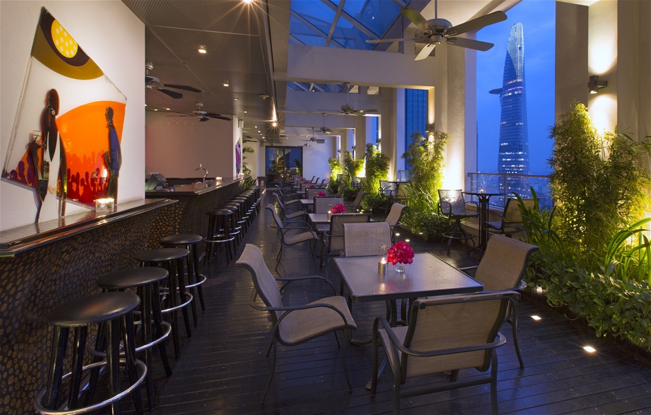 Wine Bar tầng 23: Ưu đãi giờ vàng